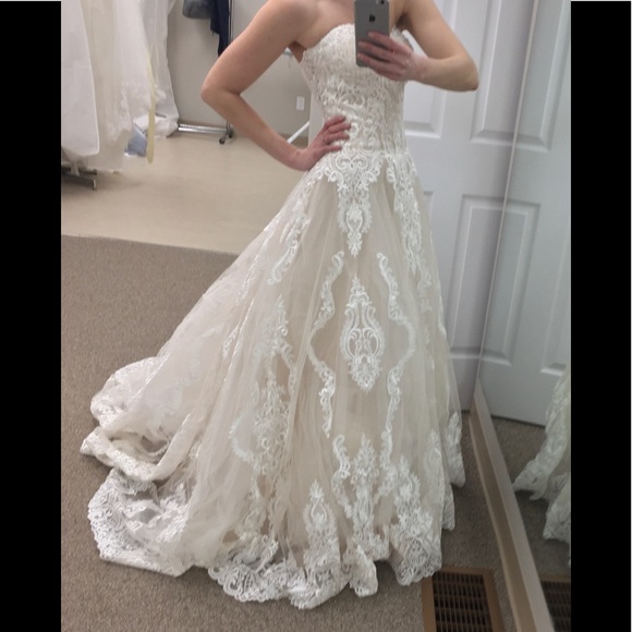 Custom โEddy Kโ lace wedding gown ๐ฐ๐ป - Picture 10 of 10